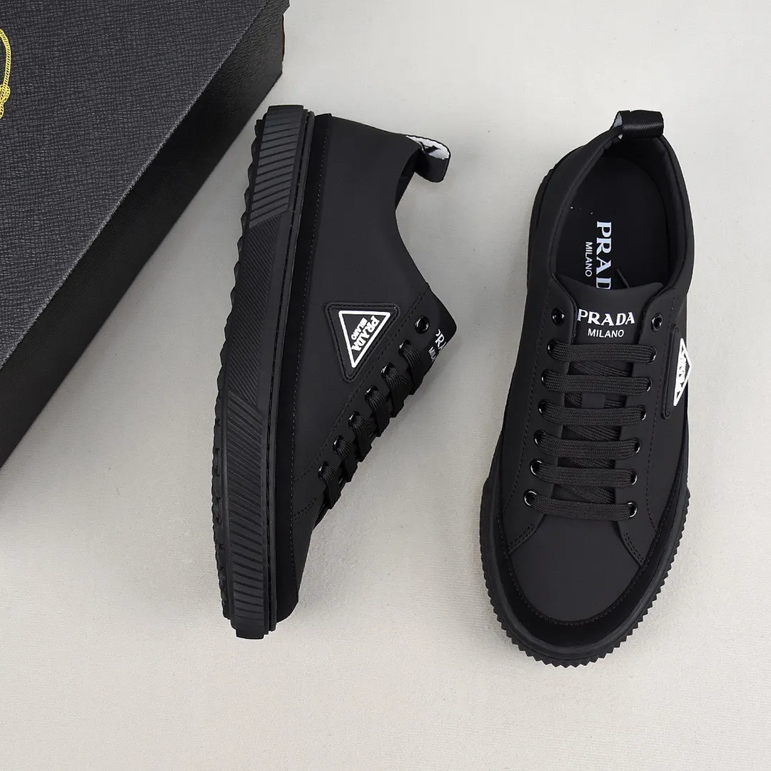 【PRADA】Men's shoes 💰400💰. Detonate the whole place! An international brand that is constantly innovating. This men's casual shoe is the original version. It is made of cowhide leather at a ratio of one to one at the store. It has leather feet and rubber non-slip outsole. It is breathable and comfortable. Quality speaks for itself. 👄38-44